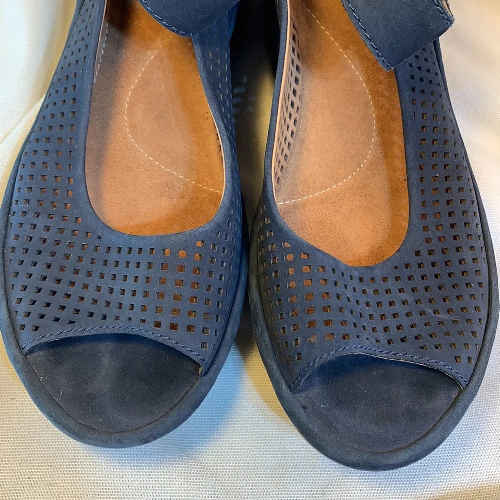 Clarks almost NEW, worn once leather ankle strap